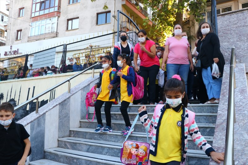 Yüz yüze eğitime geçilmesiyle okulların açılışından ilk kareler