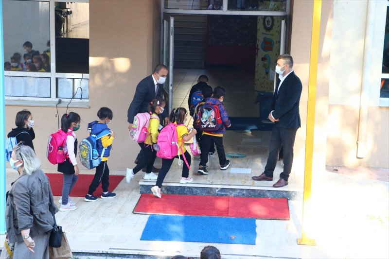 Yüz yüze eğitime geçilmesiyle okulların açılışından ilk kareler