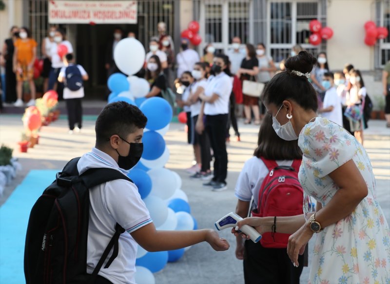 Yüz yüze eğitime geçilmesiyle okulların açılışından ilk kareler