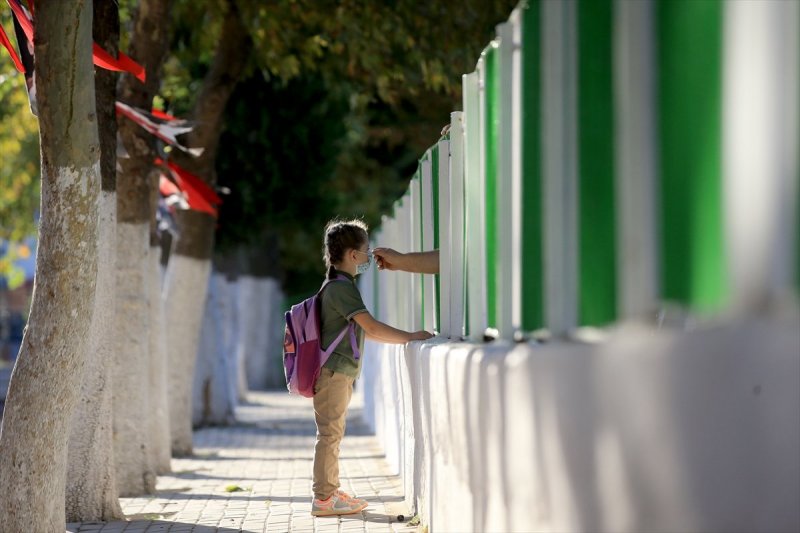 Yüz yüze eğitime geçilmesiyle okulların açılışından ilk kareler