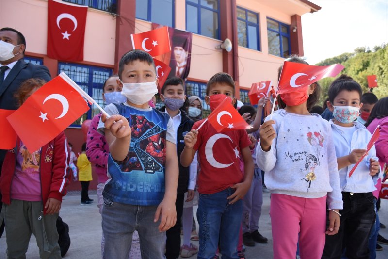 Yüz yüze eğitime geçilmesiyle okulların açılışından ilk kareler