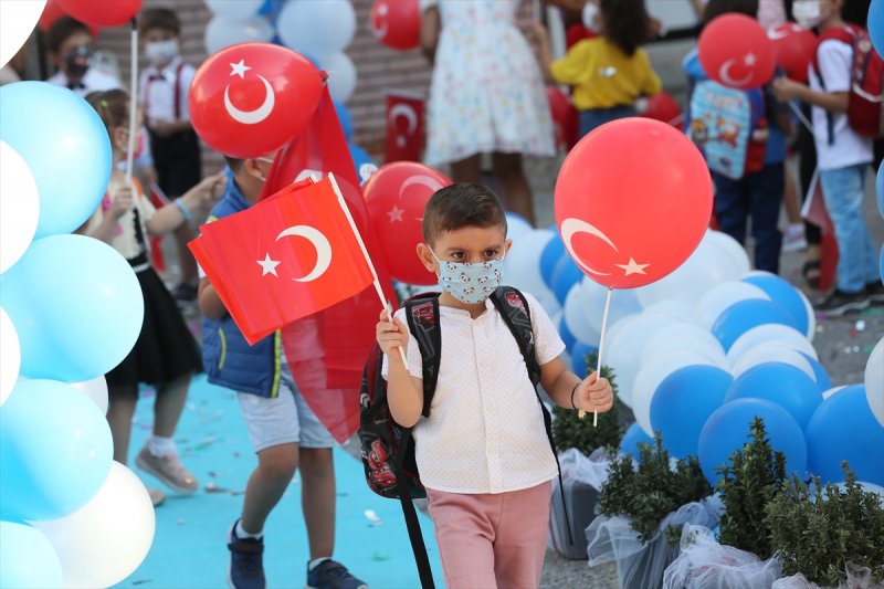 Yüz yüze eğitime geçilmesiyle okulların açılışından ilk kareler