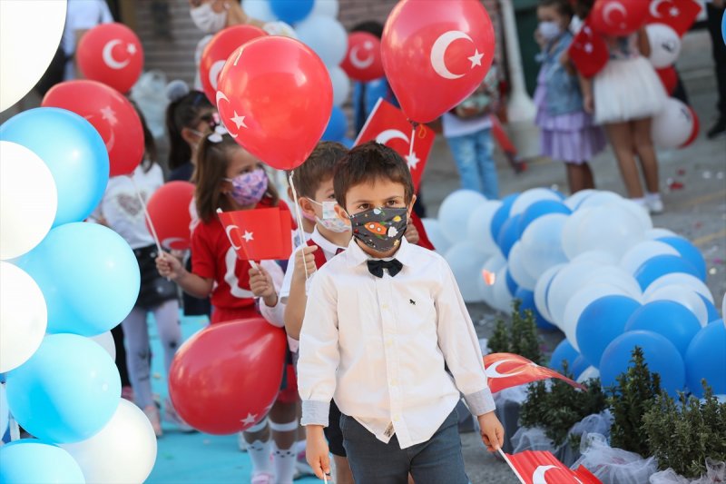 Yüz yüze eğitime geçilmesiyle okulların açılışından ilk kareler