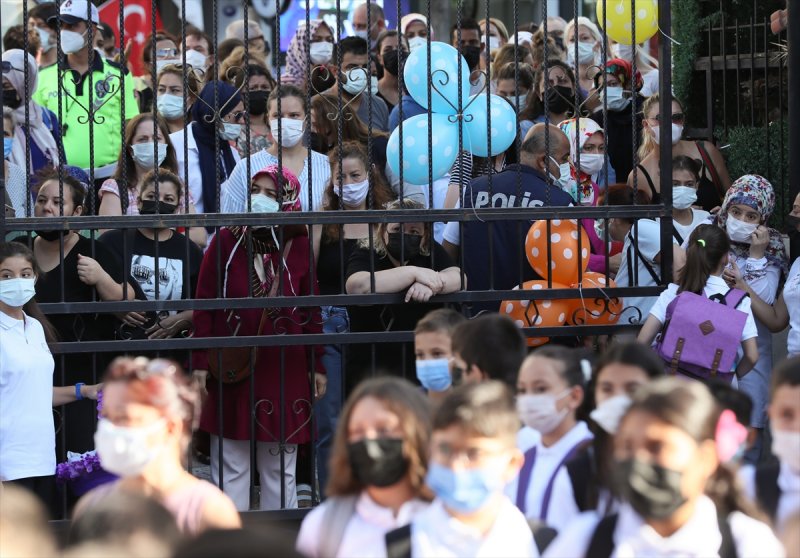 Yüz yüze eğitime geçilmesiyle okulların açılışından ilk kareler