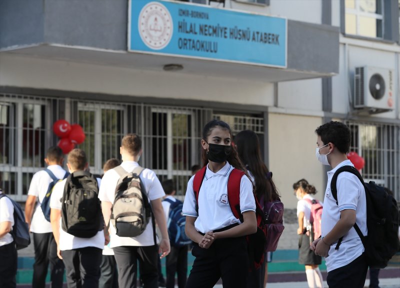 Yüz yüze eğitime geçilmesiyle okulların açılışından ilk kareler
