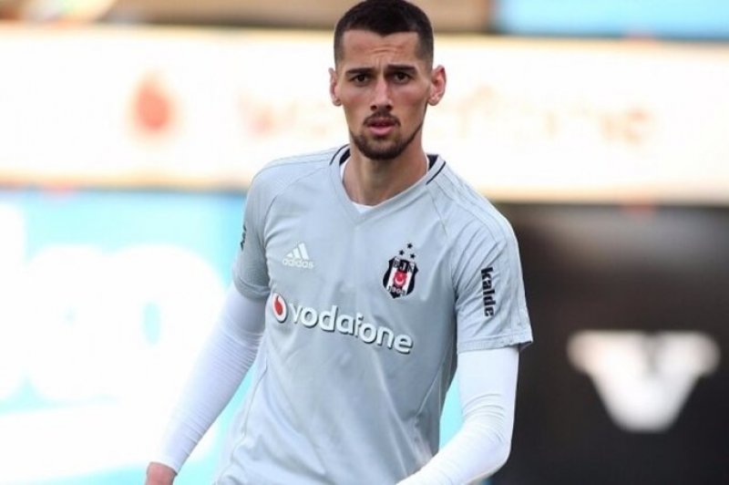 4 büyüklerden giden oyuncular