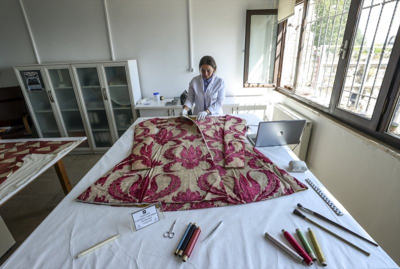 Kanuni Sultan Süleyman'ın tören kaftanına restorasyon