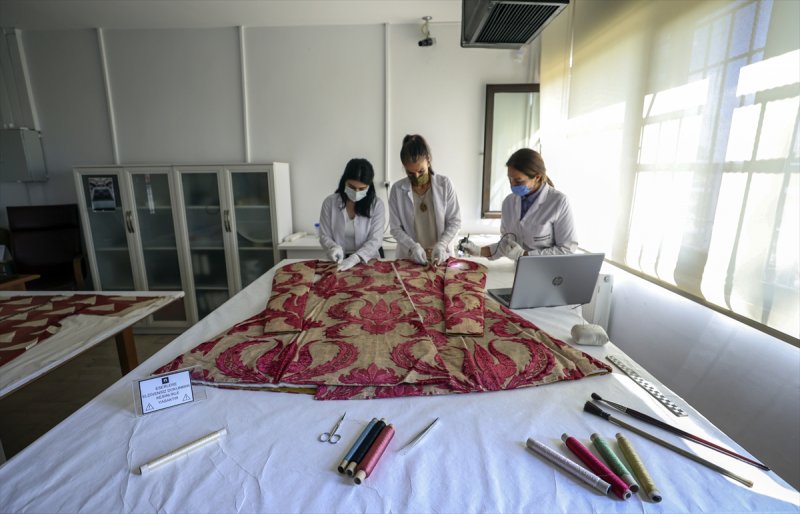 Kanuni Sultan Süleyman'ın tören kaftanına restorasyon