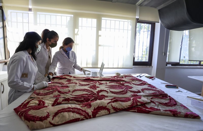 Kanuni Sultan Süleyman'ın tören kaftanına restorasyon