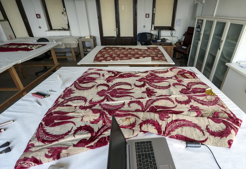 Kanuni Sultan Süleyman'ın tören kaftanına restorasyon