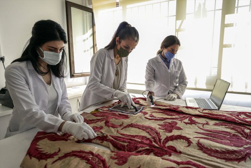Kanuni Sultan Süleyman'ın tören kaftanına restorasyon