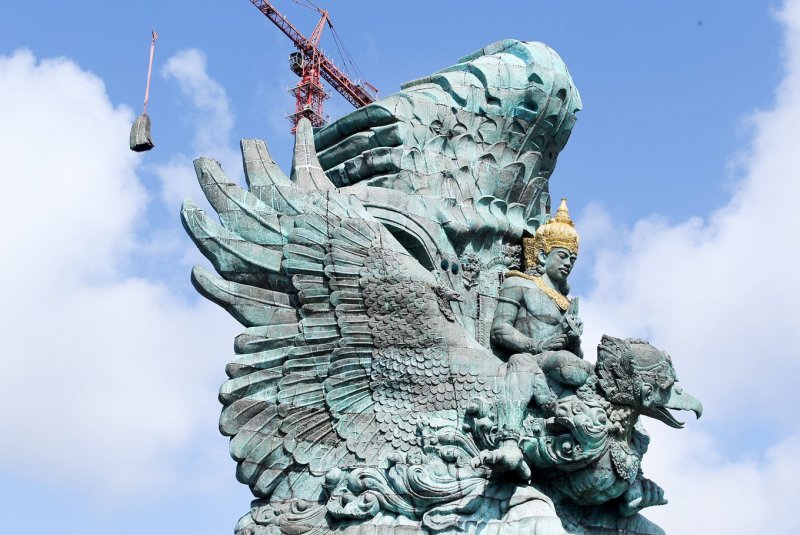Bir garip heykel: GARUDA WISNU KENCANA