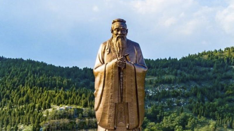71 metrelik dev Konfüçyüs heykeli