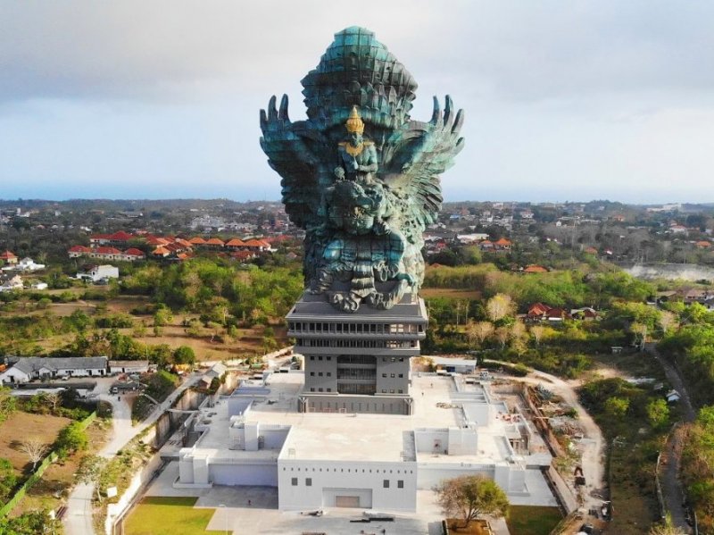 Bir garip heykel: GARUDA WISNU KENCANA