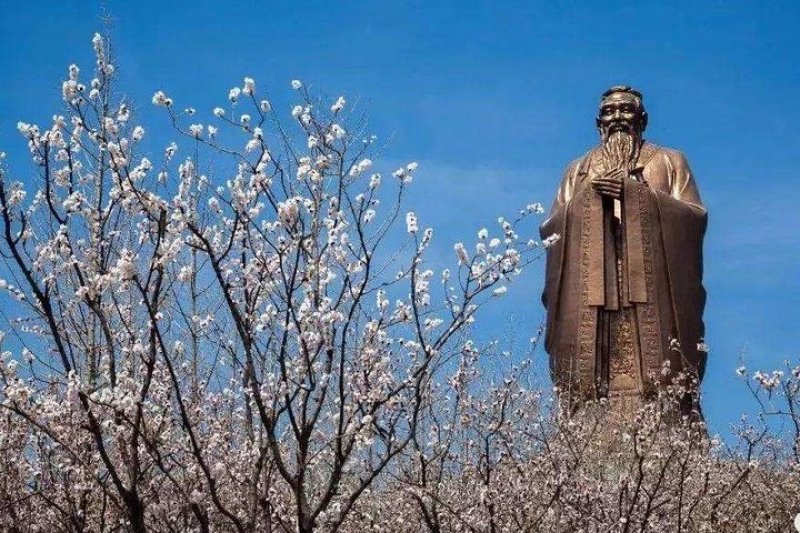 71 metrelik dev Konfüçyüs heykeli