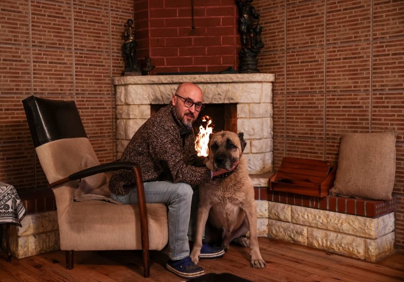 Sokaktan kurtardığı onlarca hayvan için İstanbul'dan köye taşındı