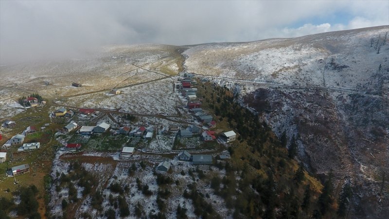 Düzce'de 1830 rakımlı Kardüz Yaylası'na kar yağdı