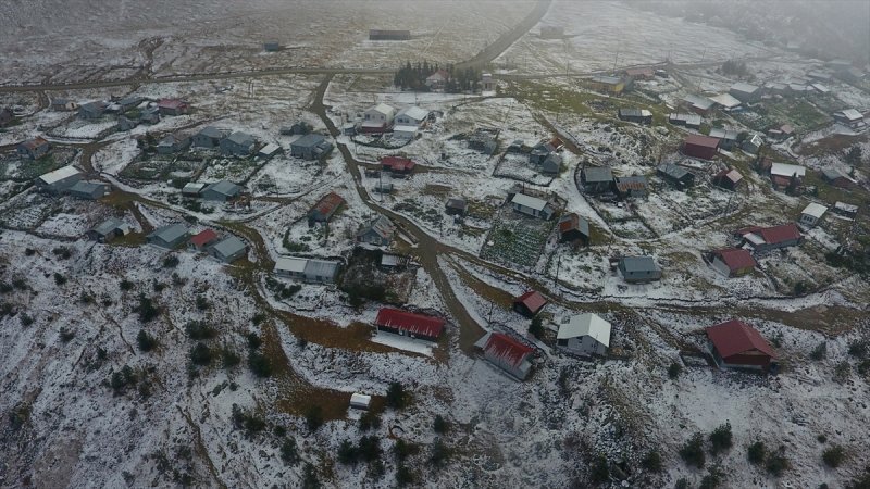 Düzce'de 1830 rakımlı Kardüz Yaylası'na kar yağdı