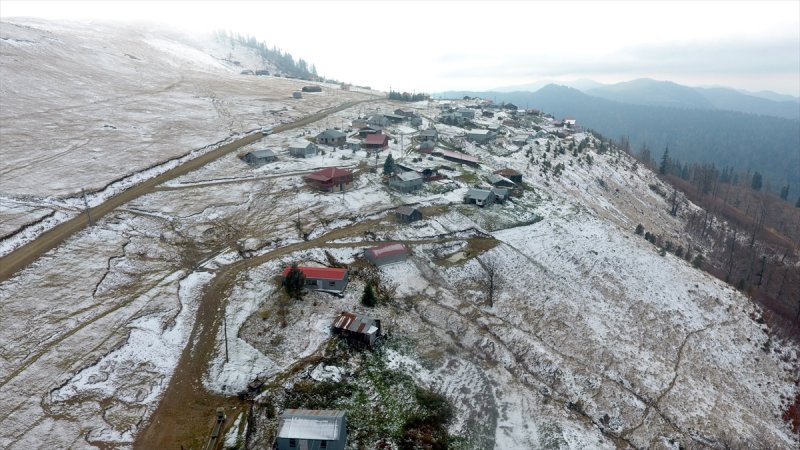 Düzce'de 1830 rakımlı Kardüz Yaylası'na kar yağdı