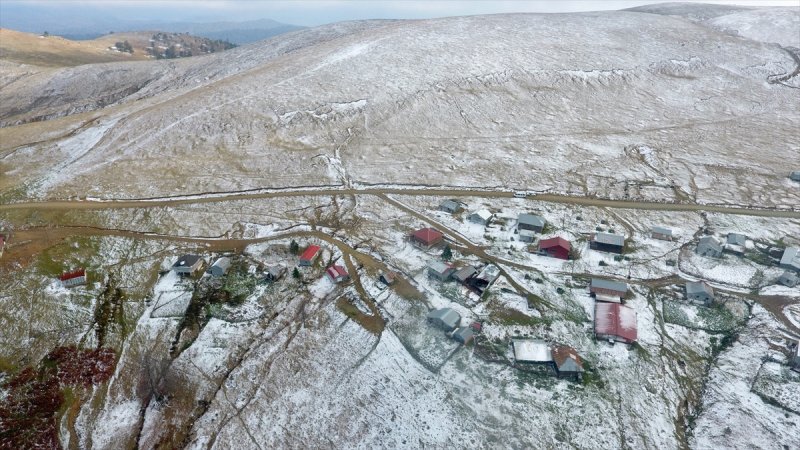 Düzce'de 1830 rakımlı Kardüz Yaylası'na kar yağdı
