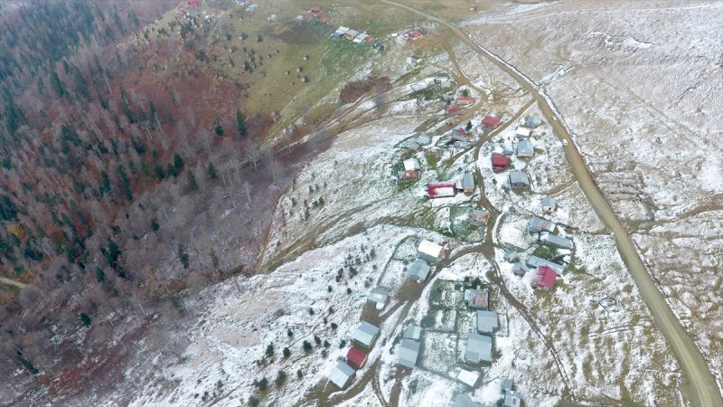 Düzce'de 1830 rakımlı Kardüz Yaylası'na kar yağdı