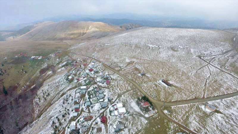 Düzce'de 1830 rakımlı Kardüz Yaylası'na kar yağdı