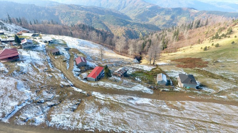 Düzce'de 1830 rakımlı Kardüz Yaylası'na kar yağdı