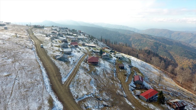 Düzce'de 1830 rakımlı Kardüz Yaylası'na kar yağdı