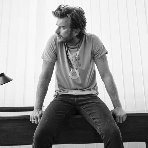 Kız kardeşiyle hayran bırakan Kıvanç Tatlıtuğ'un sosyal medya paylaşımları