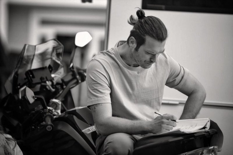 Kız kardeşiyle hayran bırakan Kıvanç Tatlıtuğ'un sosyal medya paylaşımları