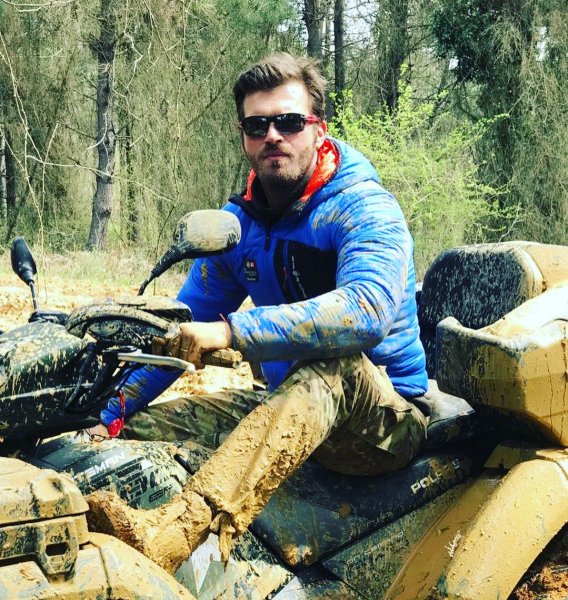 Kız kardeşiyle hayran bırakan Kıvanç Tatlıtuğ'un sosyal medya paylaşımları