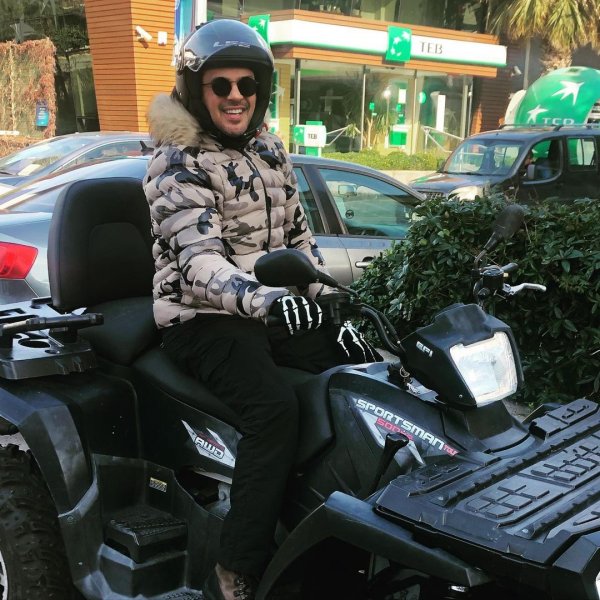 Kırmızı Oda'nın kadrosuna dahil olan Emre Altuğ'un sosyal medya paylaşımları