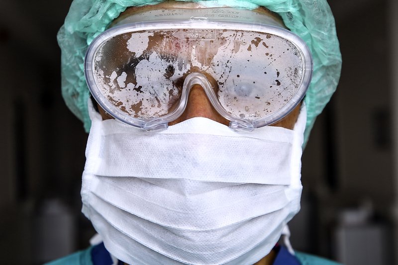 Sağlık çalışanlarının pandemi mesaisi devam ediyor