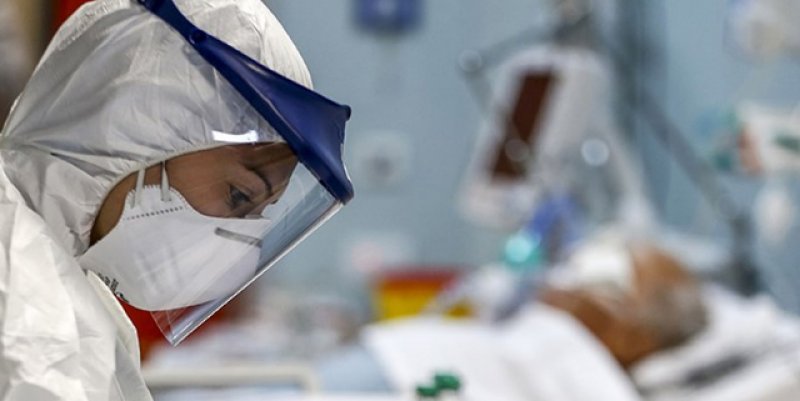 Sağlık çalışanlarının pandemi mesaisi devam ediyor