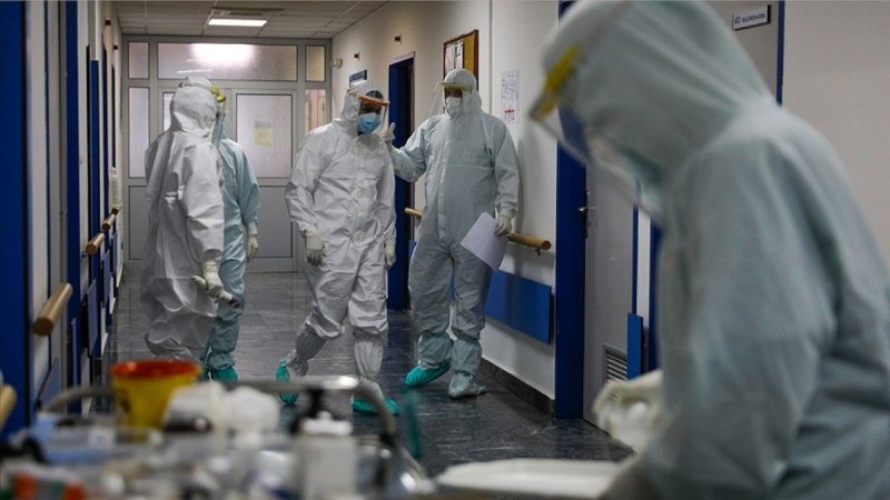 Sağlık çalışanlarının pandemi mesaisi devam ediyor