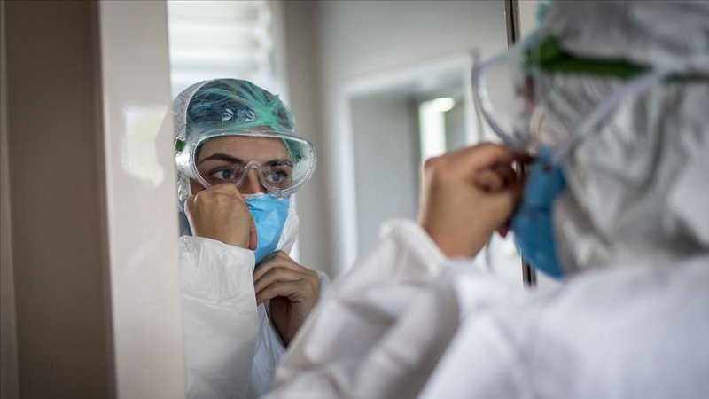 Sağlık çalışanlarının pandemi mesaisi devam ediyor