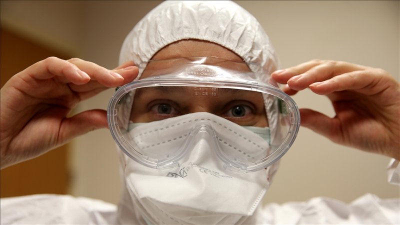 Sağlık çalışanlarının pandemi mesaisi devam ediyor