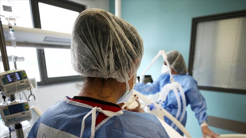 Sağlık çalışanlarının pandemi mesaisi devam ediyor