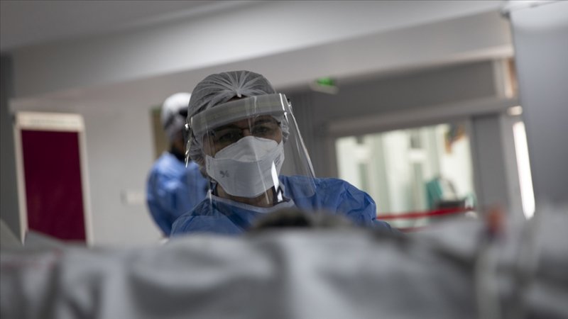 Sağlık çalışanlarının pandemi mesaisi devam ediyor