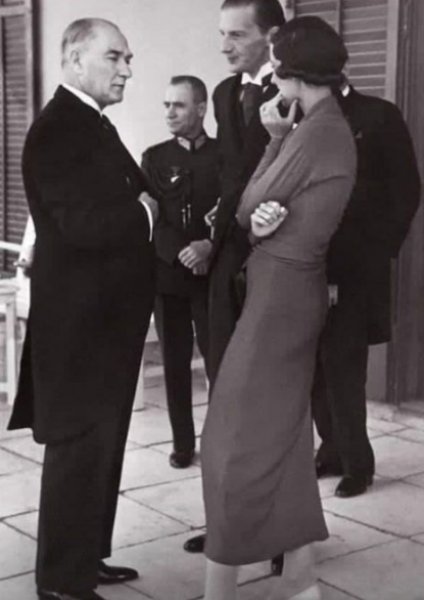 Ünlü isimlerin '29 Ekim Cumhuriyet Bayramı' paylaşımları