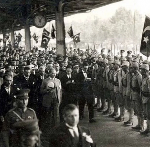 Ünlü isimlerin '29 Ekim Cumhuriyet Bayramı' paylaşımları