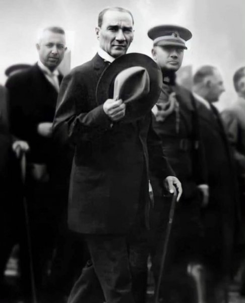 Ünlü isimlerin '29 Ekim Cumhuriyet Bayramı' paylaşımları