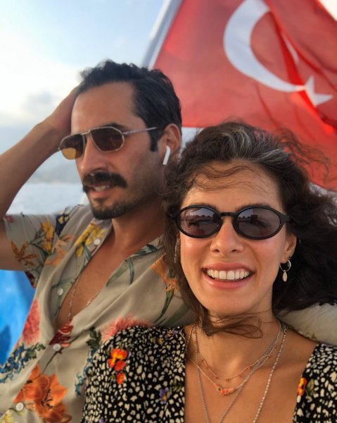 Özge Özpirinçci ve Burak Yamantürk çifti