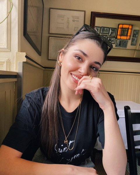 Hande Erçel'in en beğenilen pozları