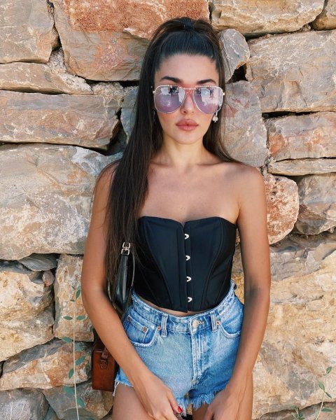 Hande Erçel'in en beğenilen pozları