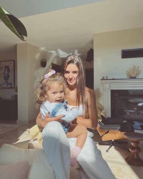 Hande Erçel'in en beğenilen pozları