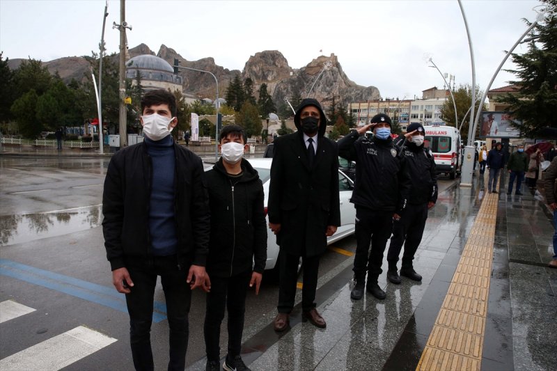 Yurt genelinde hayat saat 09.05'te 1 dakikalığına durdu 