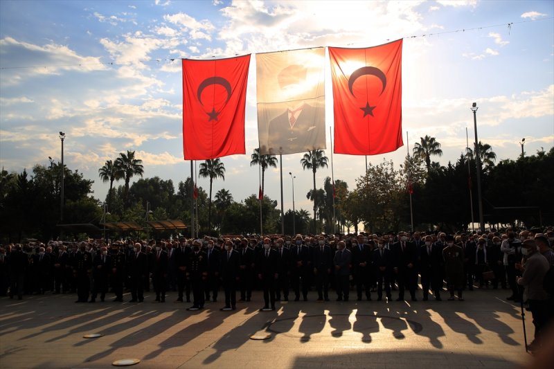 Yurt genelinde hayat saat 09.05'te 1 dakikalığına durdu 