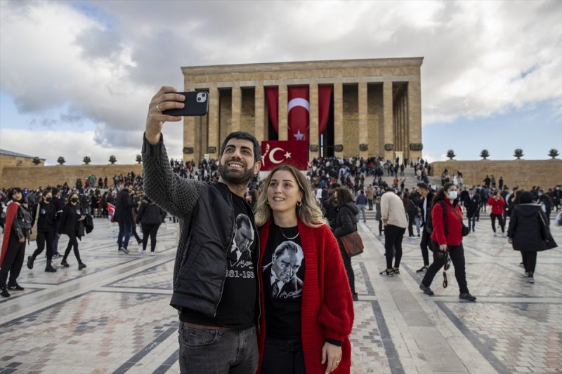 Binlerce vatandaş Anıtkabir'e akın etti