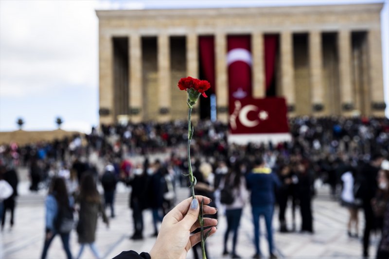 Binlerce vatandaş Anıtkabir'e akın etti